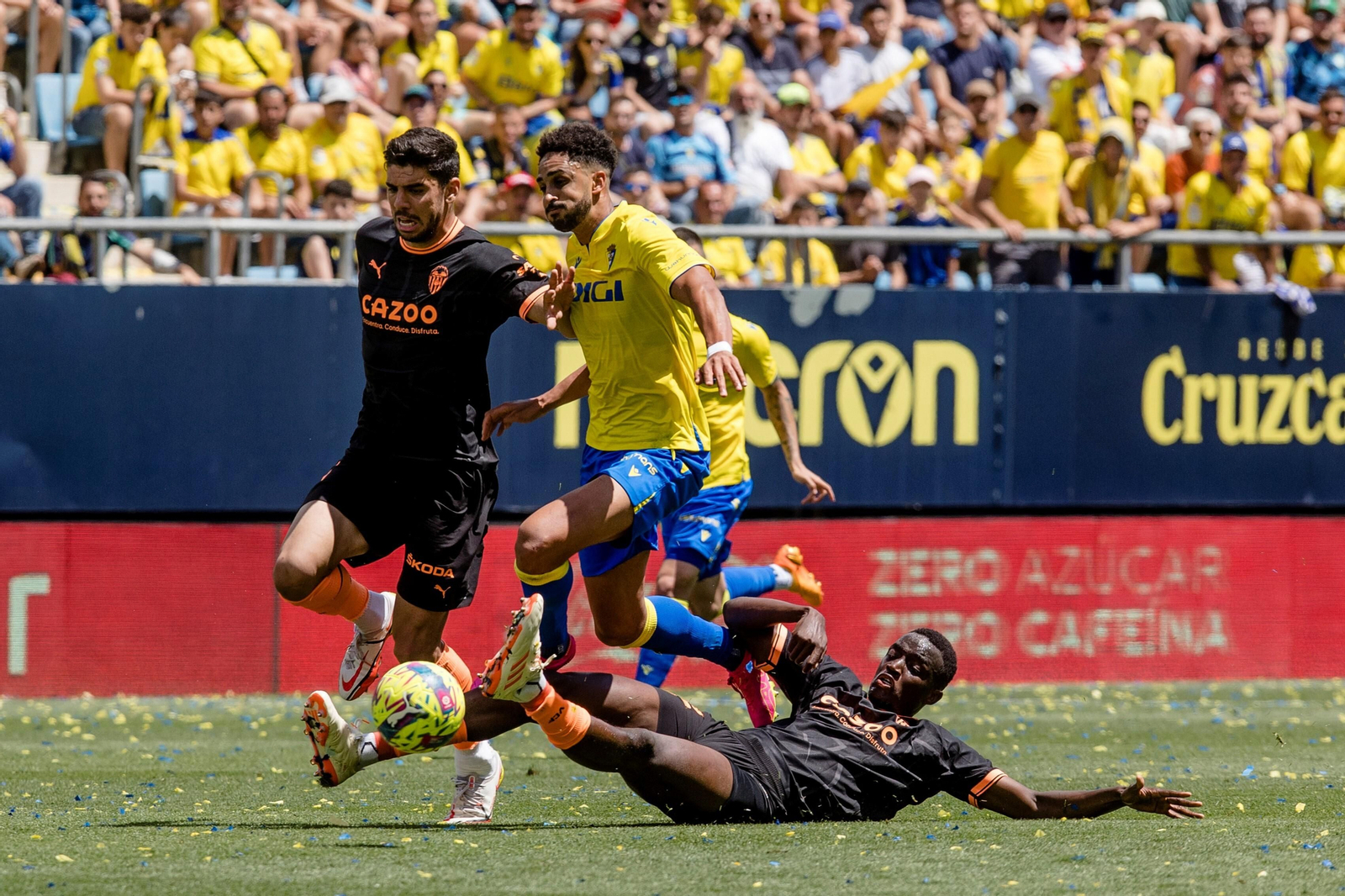 Chris Ramos intenta escaparse de dos jugadores del Valencia.