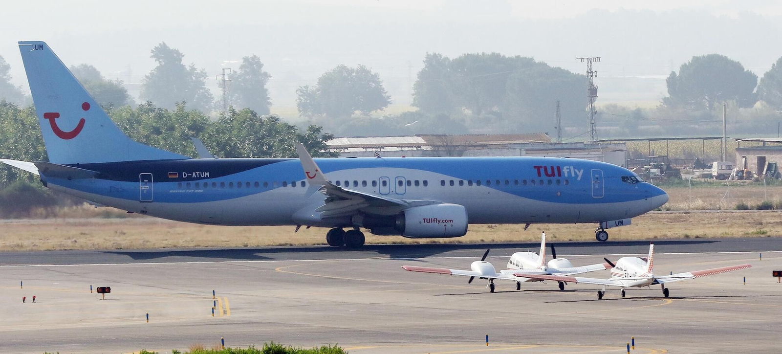 Avión de la aerolínea alemana Tuifly con destino Düsseldorf