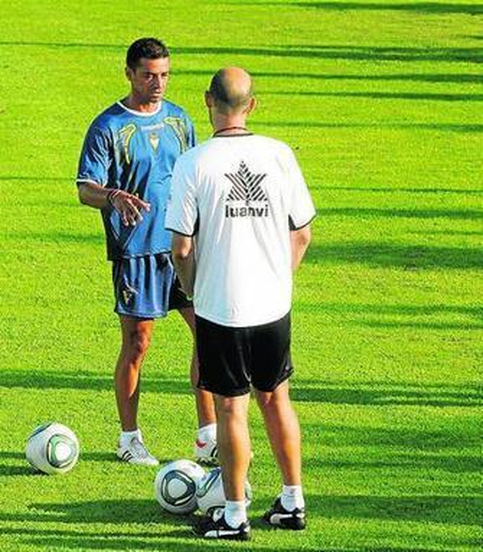 Guayre, hablando con Monteagudo el primer día de trabajo.