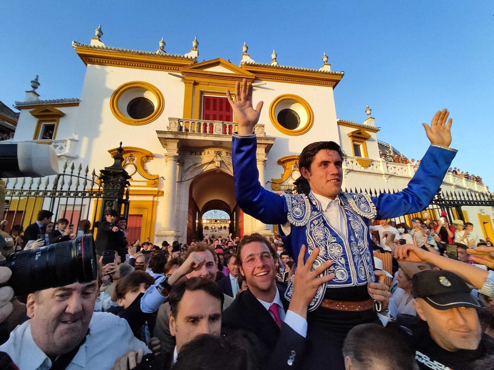 Guillermo Hermoso de Mendoza sale por la Puerta del Príncipe