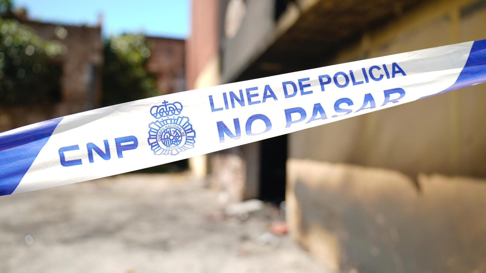 Fotos del edificio abandonado en la avenida Gesto por la Paz de Algeciras una semana después de incendiarse