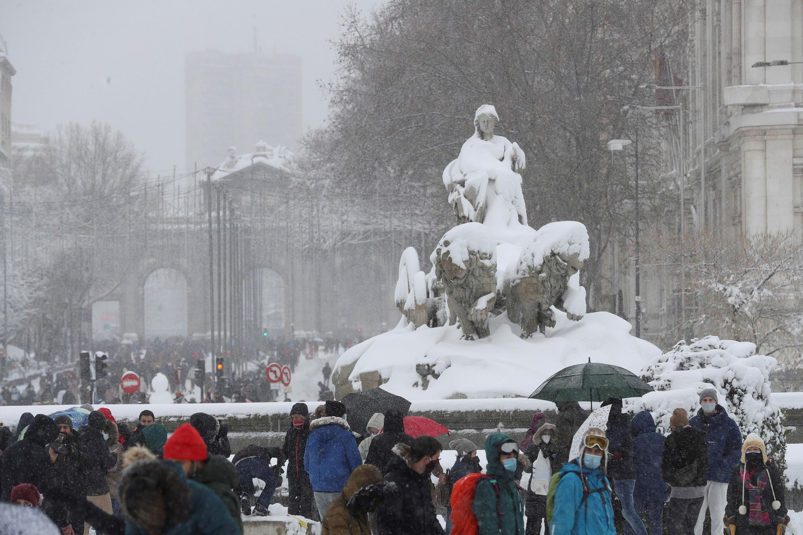 El segundo día del temporal 'Filomena' en imágenes: más nieve y caos