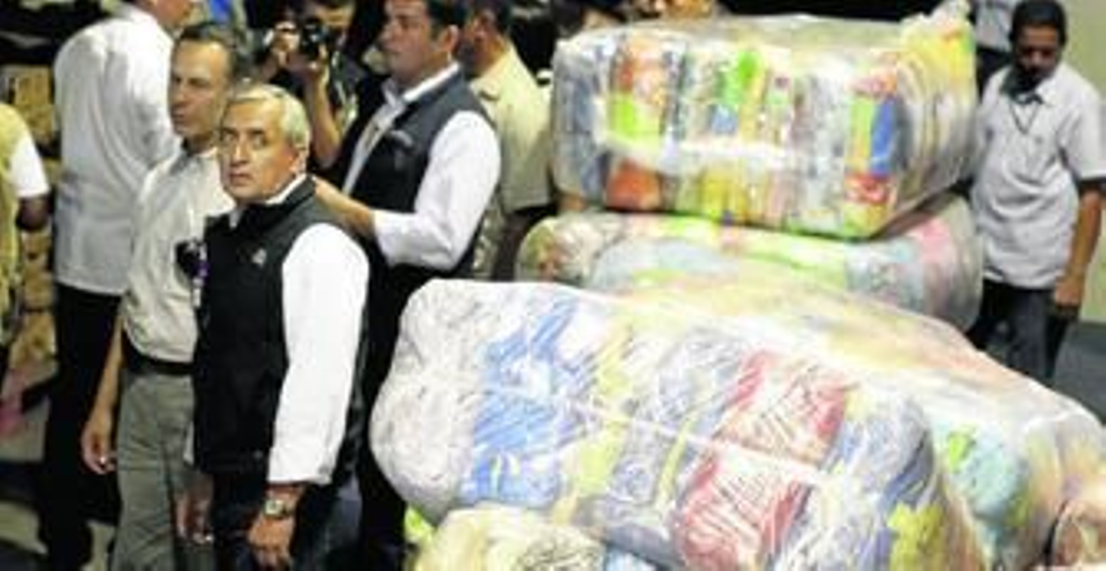 El presidente de Guatemala Otto Pérez Molina, el pasado domingo, revisando los paquetes de ayuda para los damnificados por el terremoto.