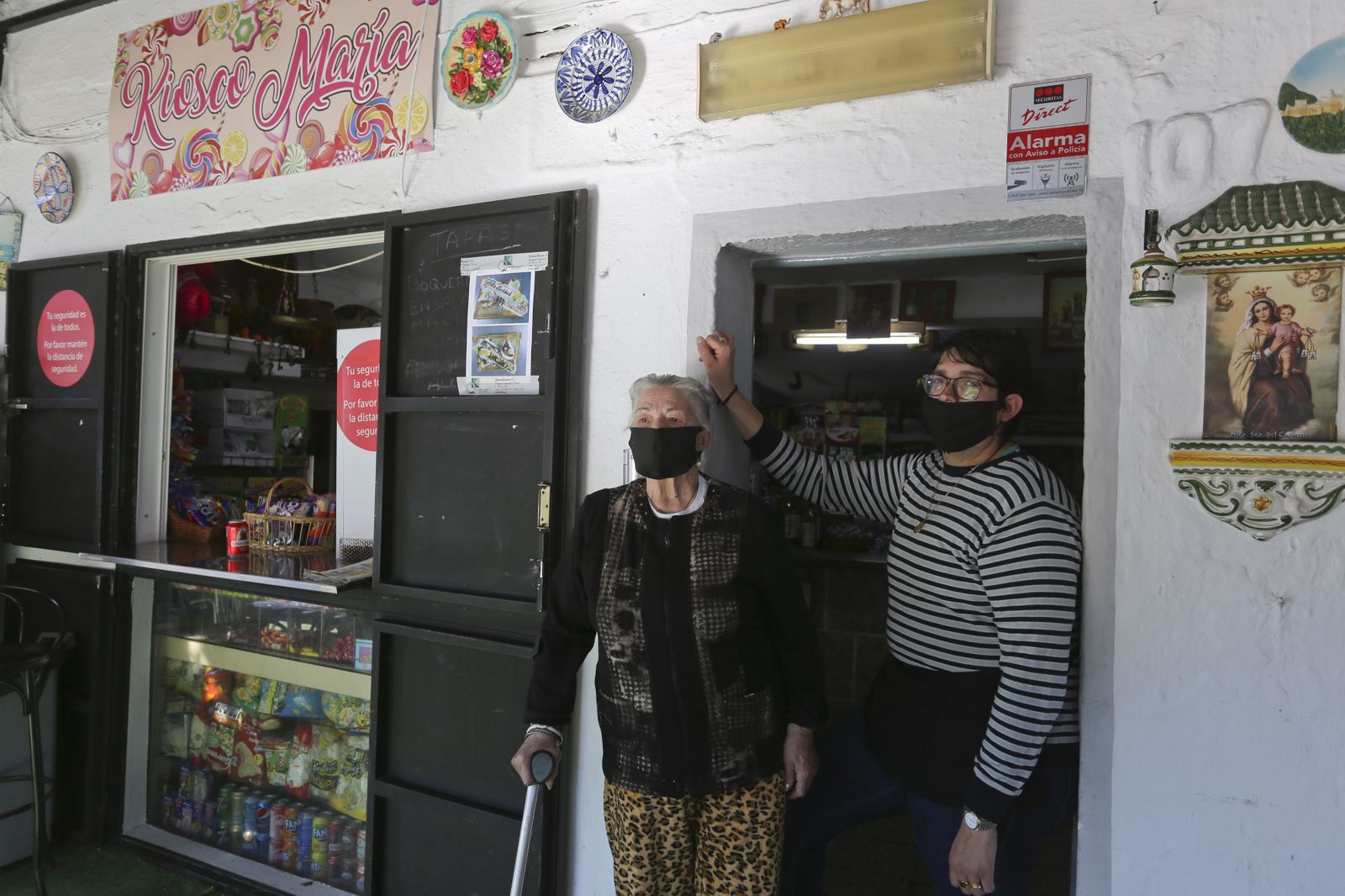 María Antonia Jiménez y su nieto Juani Molina en la puerta del Kiosco María.