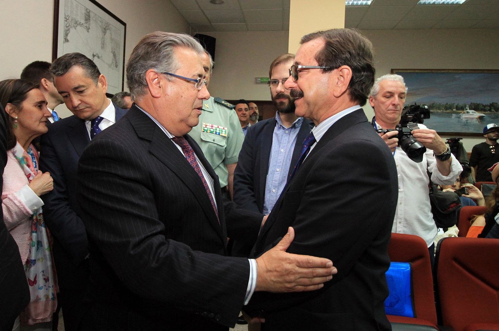 Juan Ignacio Zoido, ministro del Interior, presenta en la Comandancia de la Guardia Civil la nueva versión de AleryCops y el dispositivo del Rocío y posteriormente acude a la Diputación de Huelva para visitar la exposición sobre el terrorismo, en imágenes