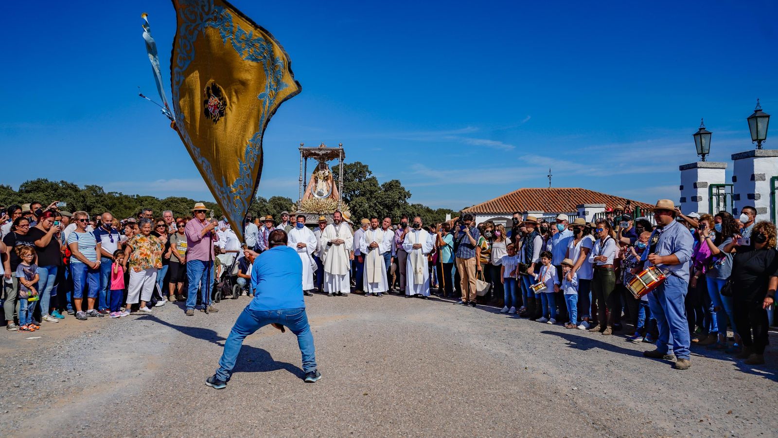 Volteo de bandera en honor a la Virgen de Luna.