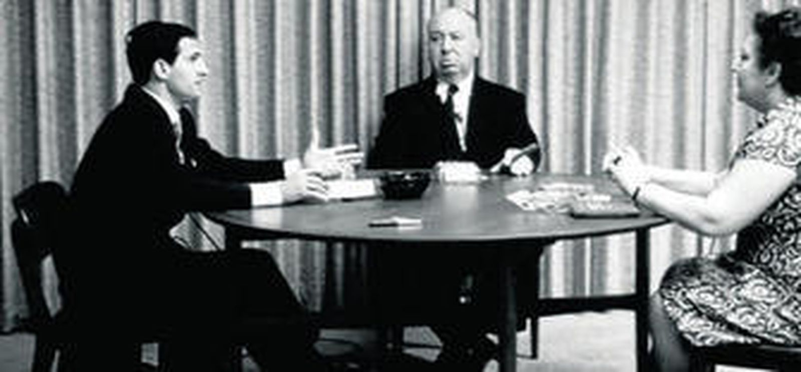 Dos imágenes del encuentro entre Hitchcock y Truffaut del que saldría uno de los libros de cine más celebrados.