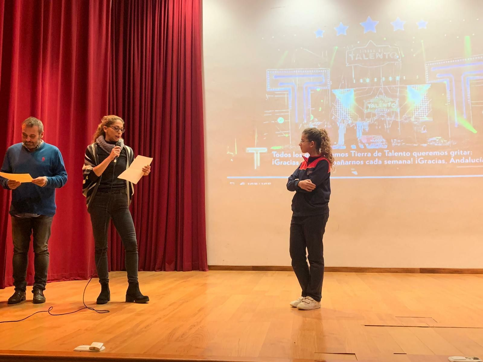 Carla Román escucha atentamente las palabras que le dedicaron en su colegio.