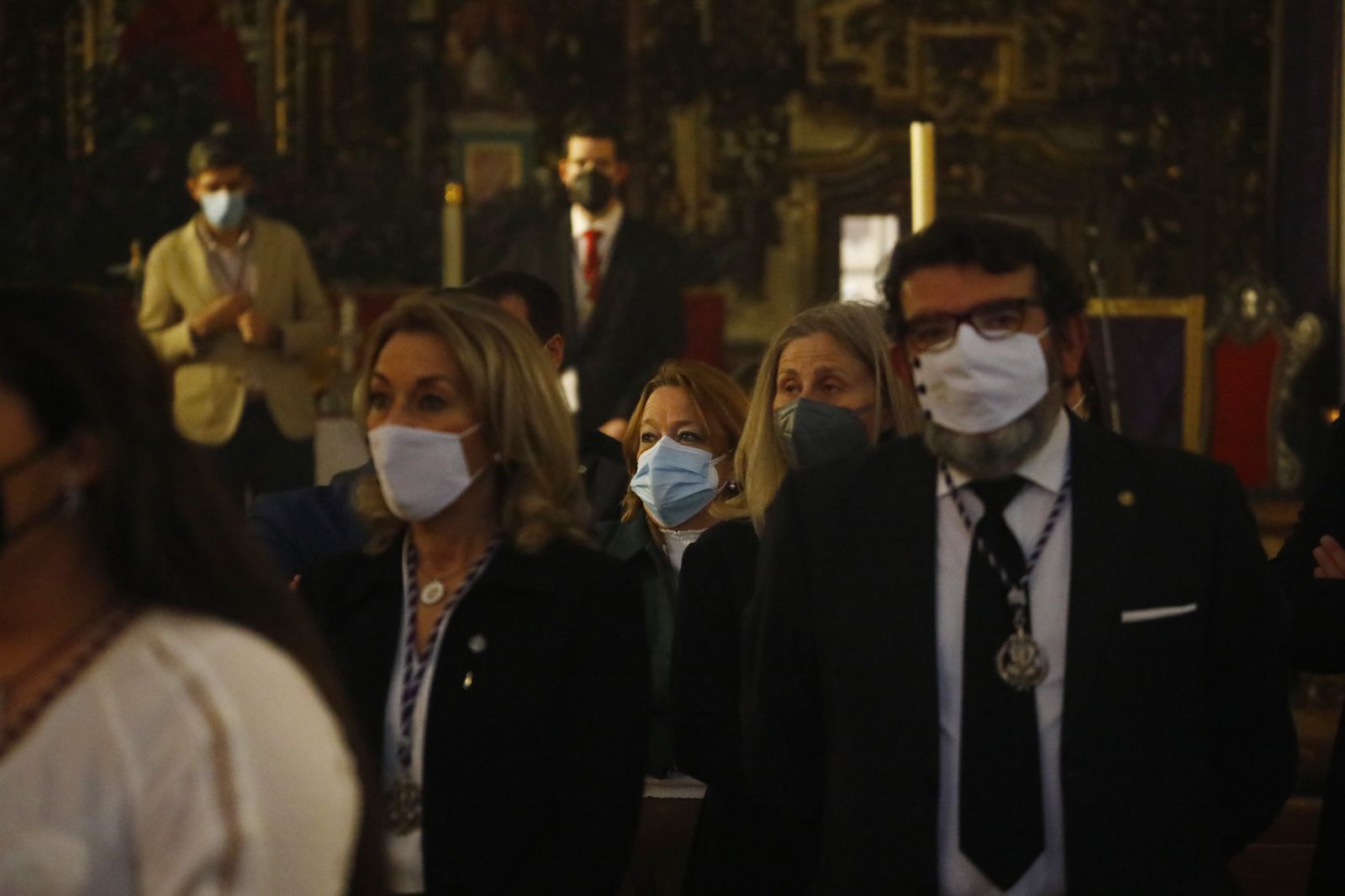 Hermanos de la Santa Faz, en el interior del templo.
