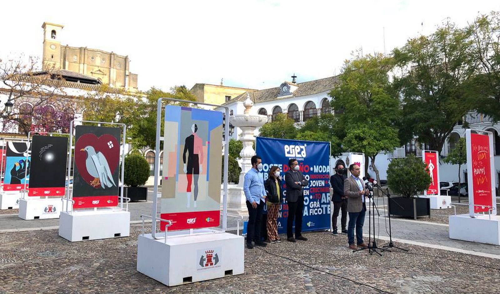 Carteles de la exposición sobre la donación de órganos en la Plaza Mayor de Osuna.