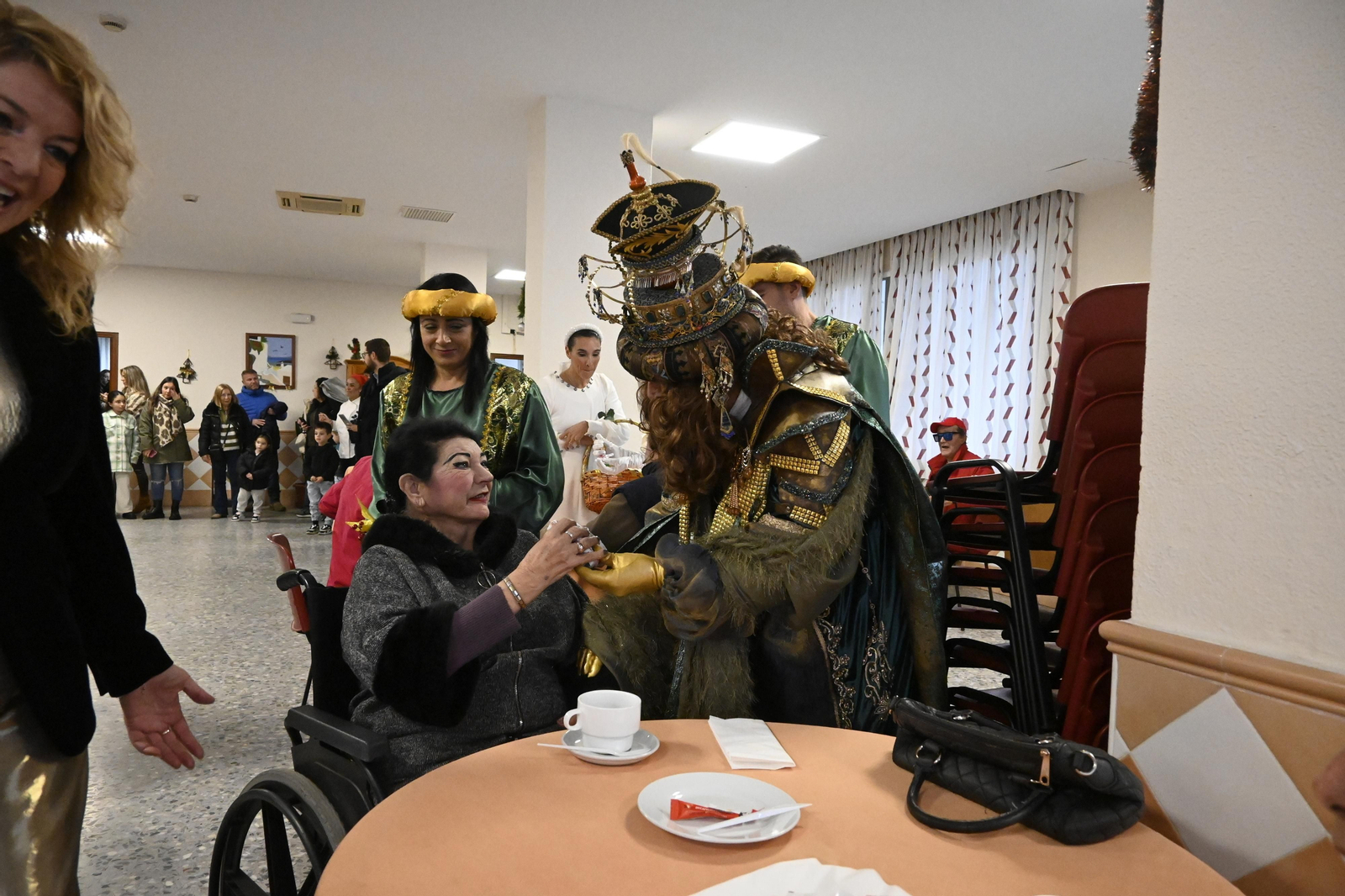 Visita de los Reyes Magos a los ancianos de los asilos de Huelva, en imágenes