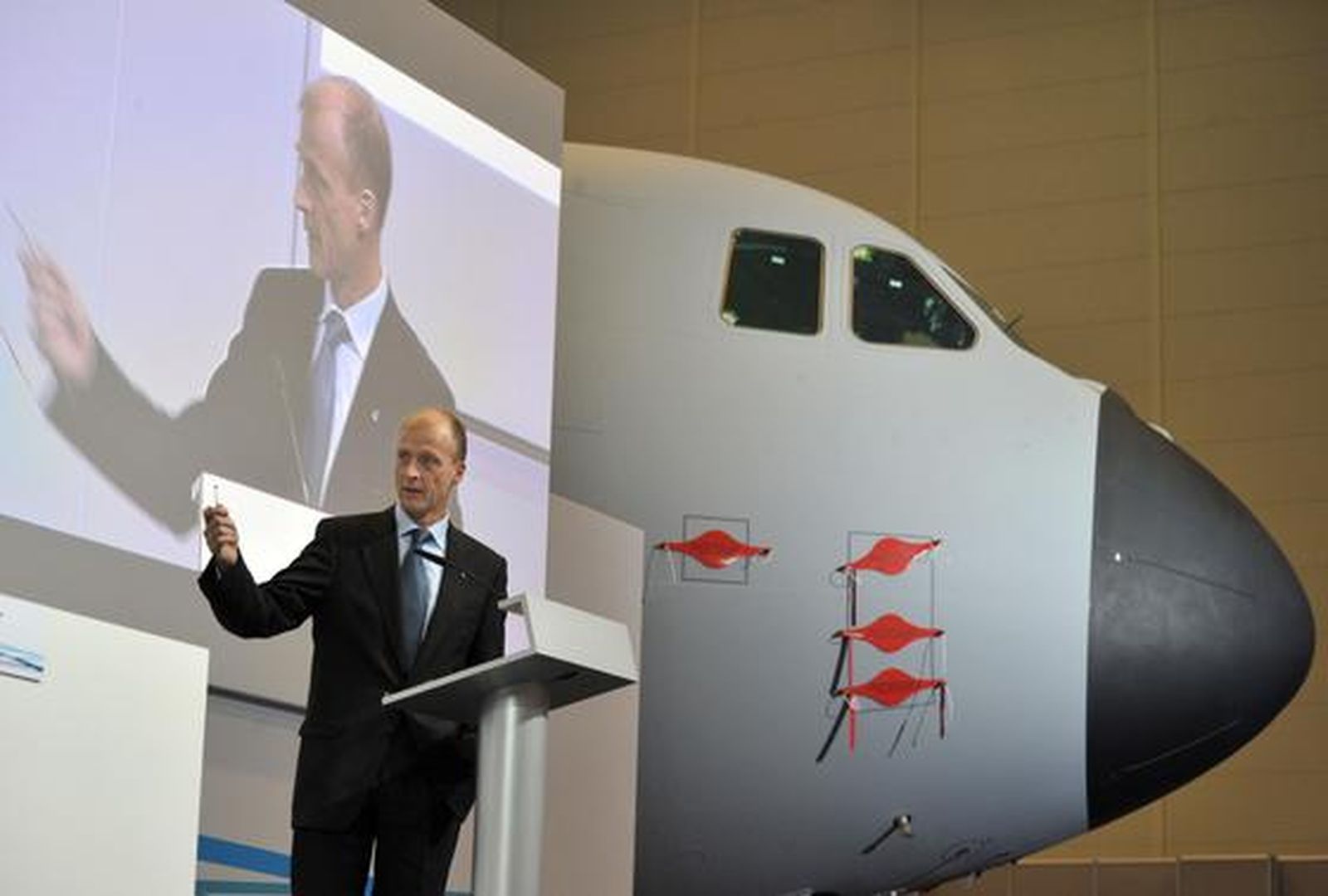 El presidente de EADS, Louis Gallois, acompañado del presidente de Airbus, Thomas Enders y el presidente de la división militar del fabricante europeo de aviones, Domingo Urena-Raso, ha fijado el 31 de enero de 2010 como fecha final para las negociaciones con los gobiernos europeos.

Foto: Agencias/ Jose Ángel García