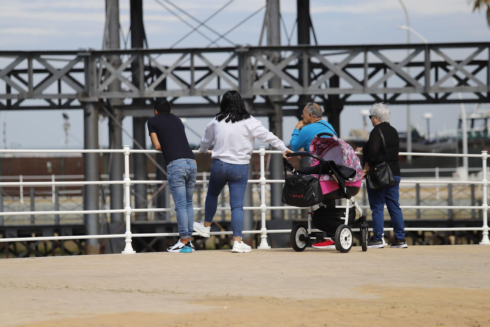 Varias personas asomadas en el Paseo de la Ría.