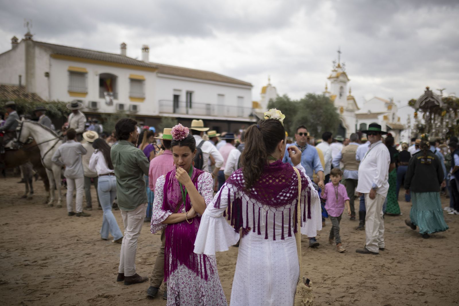 El Rocío 2023: Imágenes de ambiente en la aldea durante la presentación de las Hermandades
