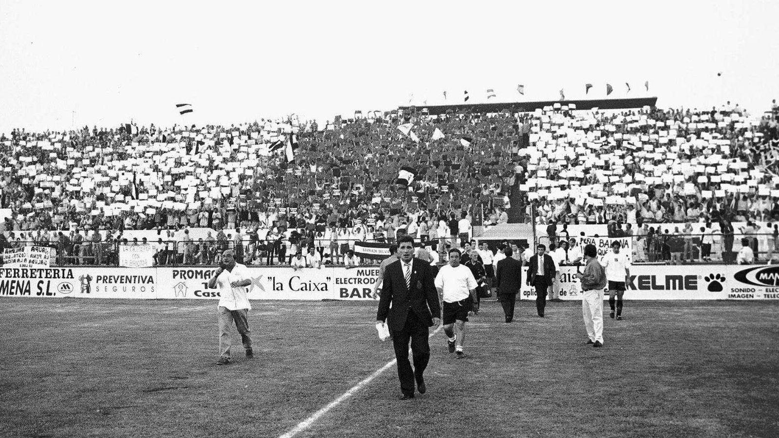 Miles de cartulinas acompañaron desde Preferencia la salida de la Balona al campo