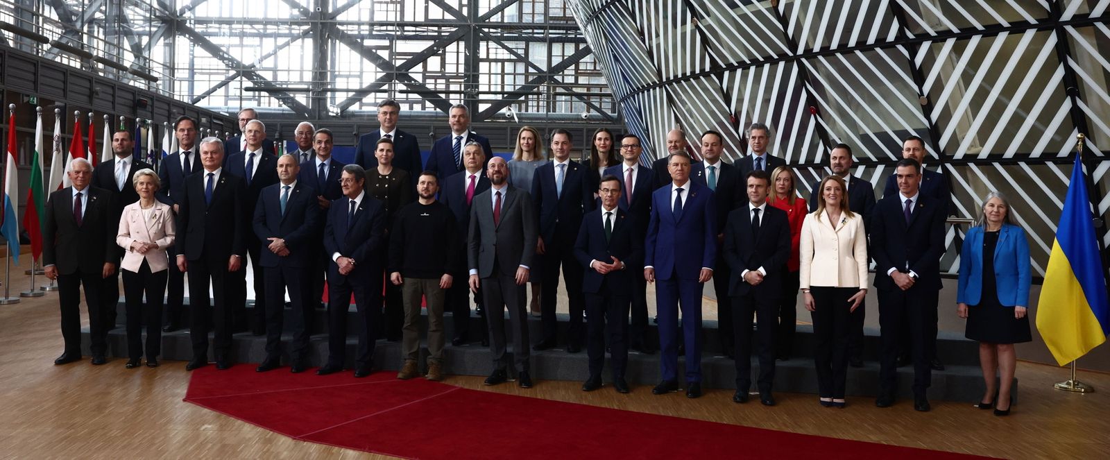 Zelenski posa en Bruselas con los líderes de la UE.