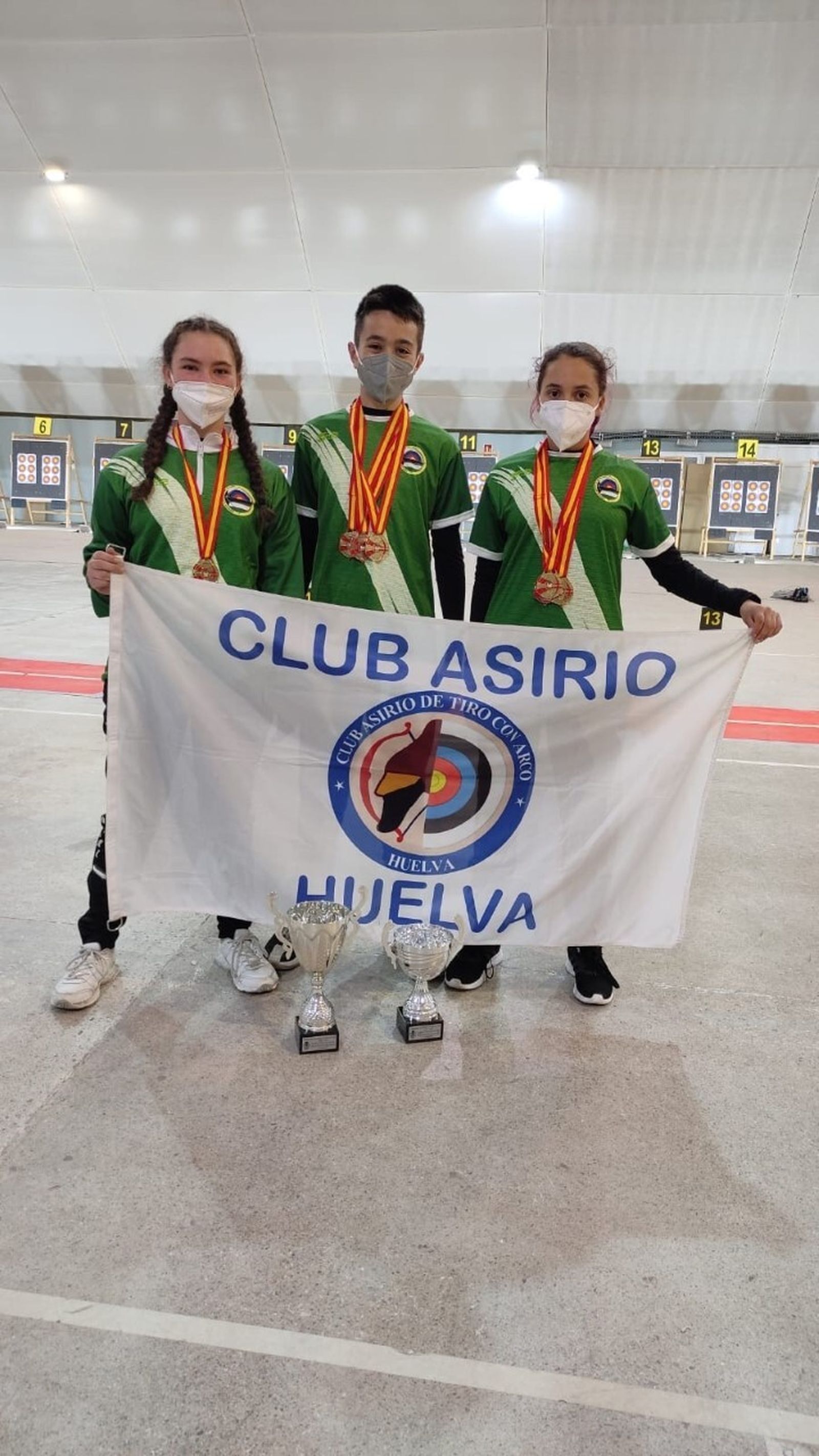 Luna Pérez, Antonio Domínguez y Marta Aznar posan con sus medallas.