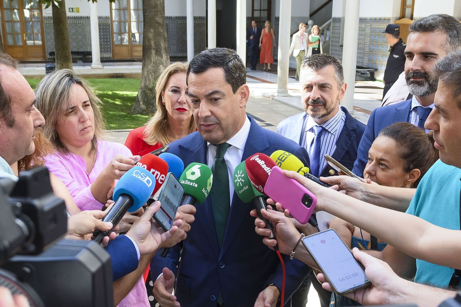 El presidente de la Junta, Juanma Moreno, comparece ante los medios antes de la sesión de control.