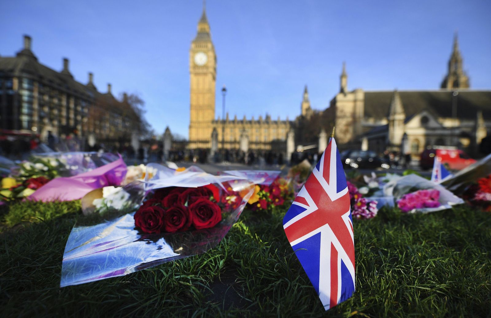 Vista del altar improvisado levantado ante el Parlamento británico.