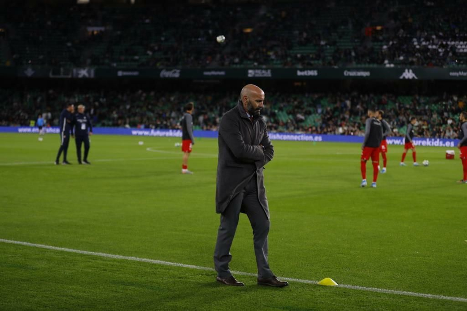 Monchi, pensativo durante el calentamiento de su equipo.