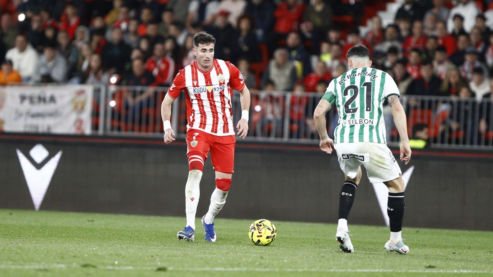 Jon Morcillo encara a Carlos Albarrán en el choque de los rojiblancos ante los blanquiverdes.