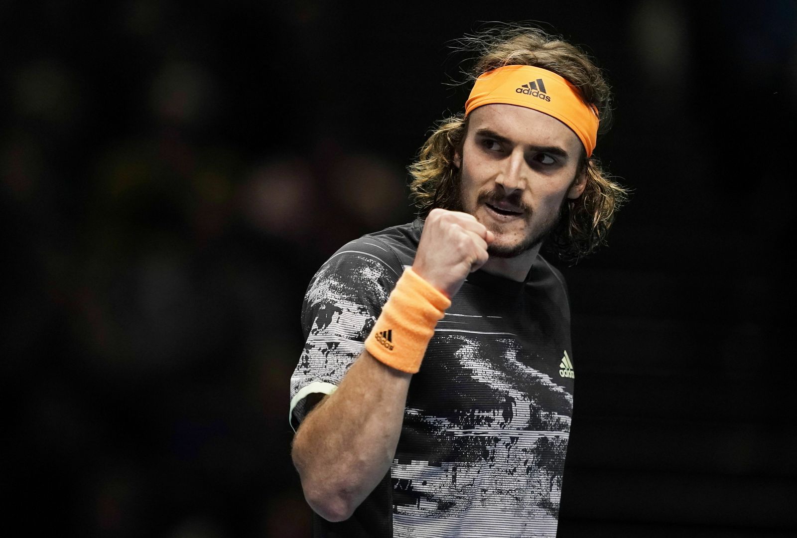 Tsitsipas celebra un punto.