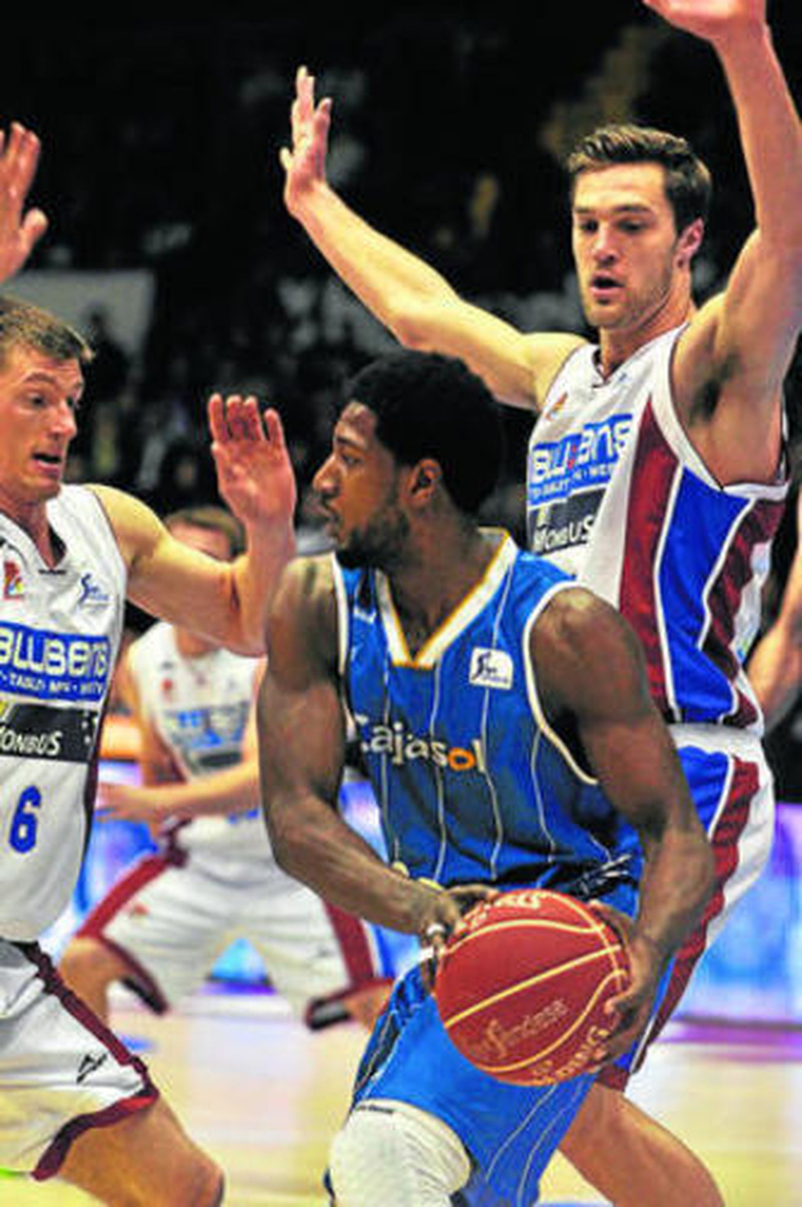 Holland, presionado por Pumprla y Kendall ante el Blusens.