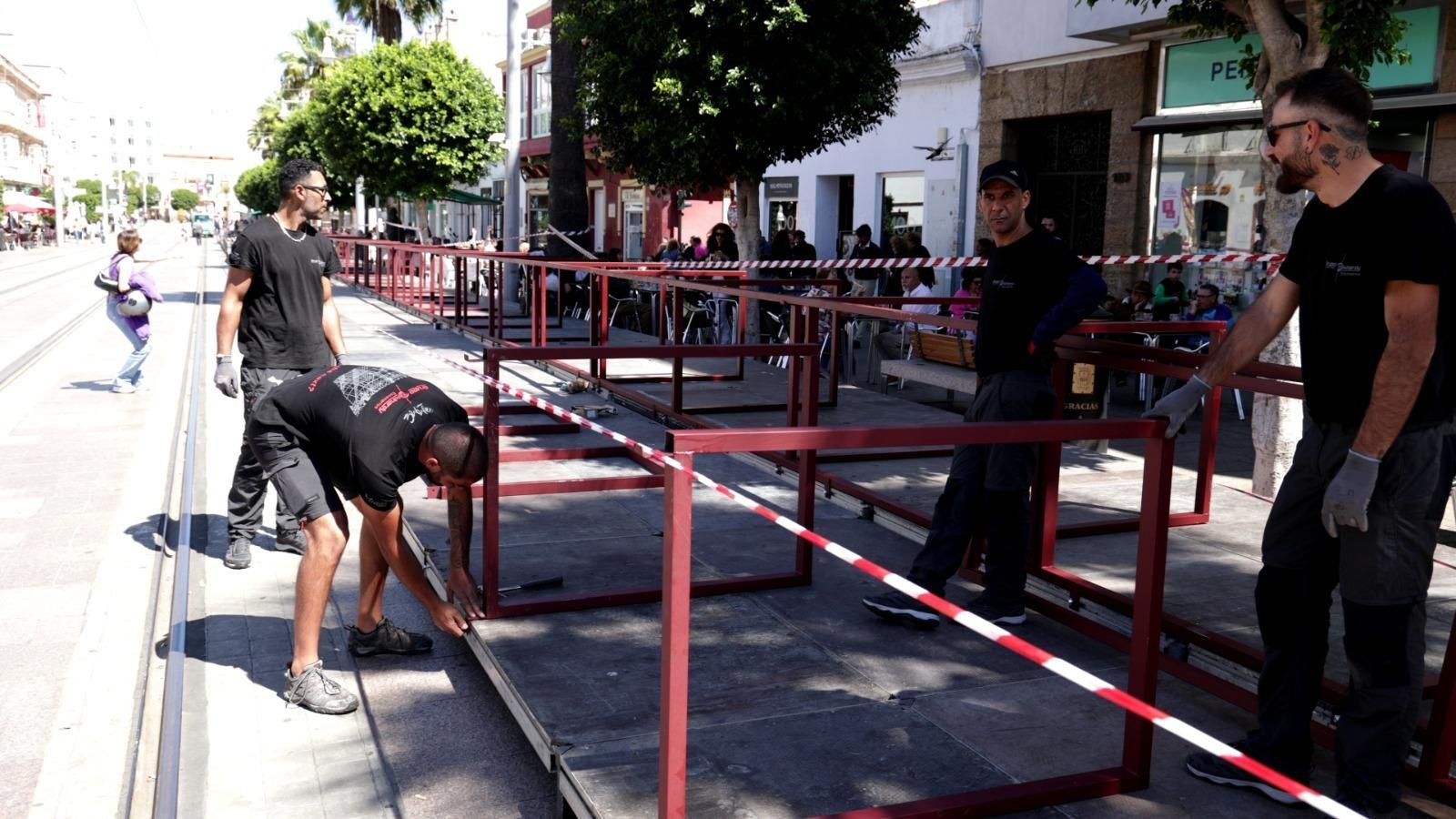 Las imágenes del montaje de la Carrera Oficial de la Semana Santa de San Fernando