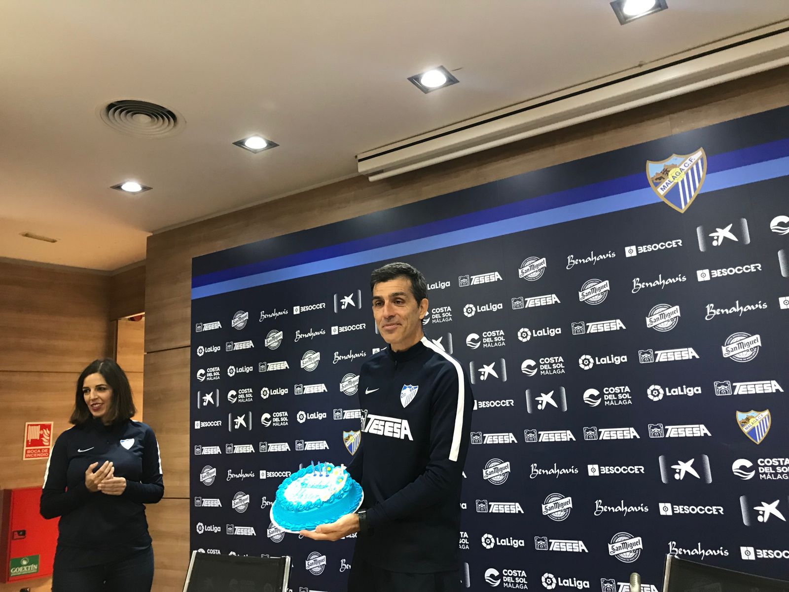 Muñiz, con la tarta por su 50 cumpleaños.