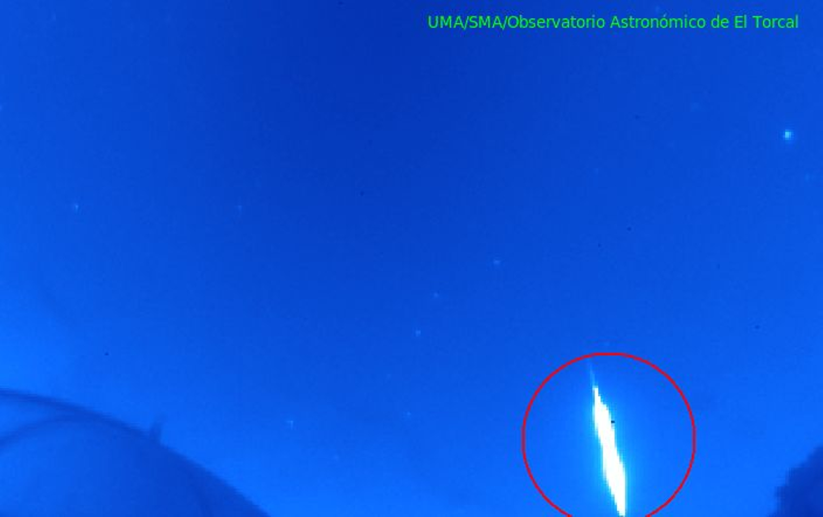 Imagen del momento en el que la bola de fuego cruza las sierras norte de Sevilla y Huelva.