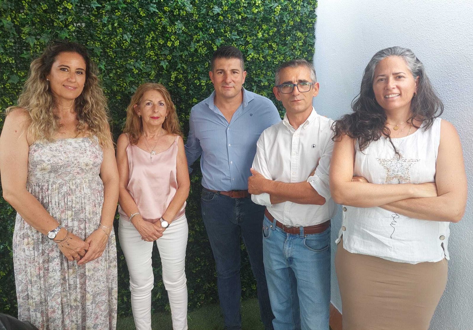 Los concejales de Vox, junto a otros miembros del partido.