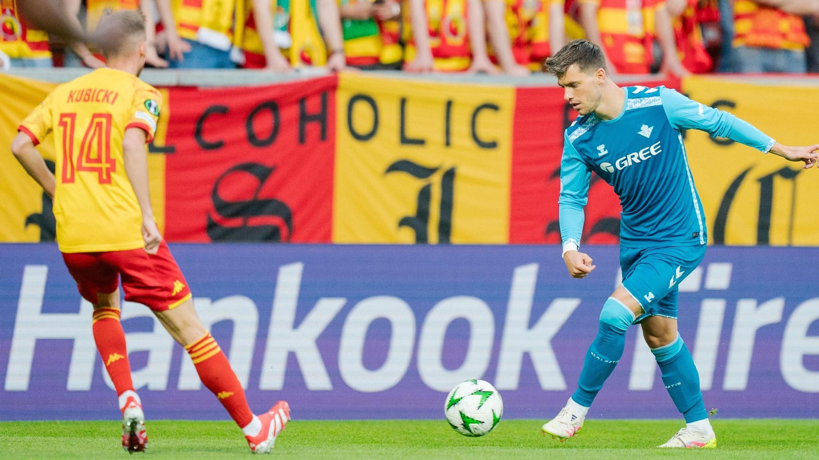 El local Kubicki presiona a Lo Celso.