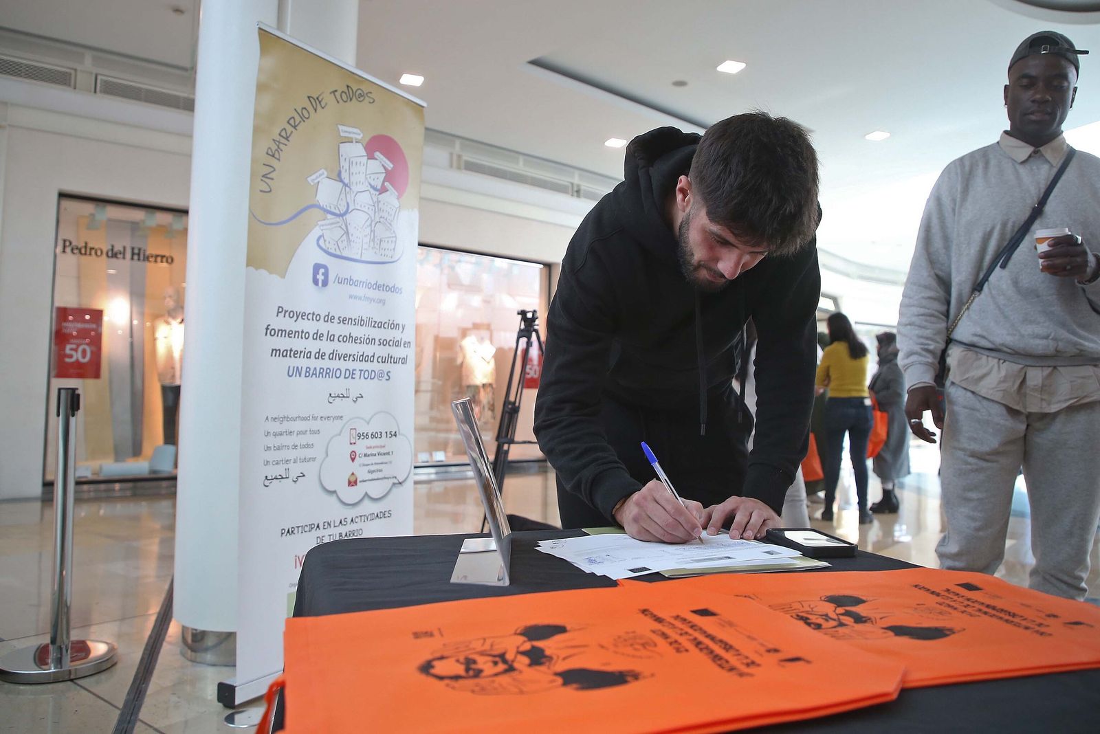 Fotos de la exposición 'Idas y venidas' en el centro comercial Puerta Europa  en Algeciras