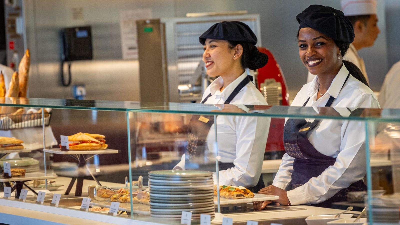 El servicio y la gastronomía a bordo del Explora II son dos de sus grandes fuertes El servicio y la gastronomía a bordo del Explora II son dos de sus grandes fuertes