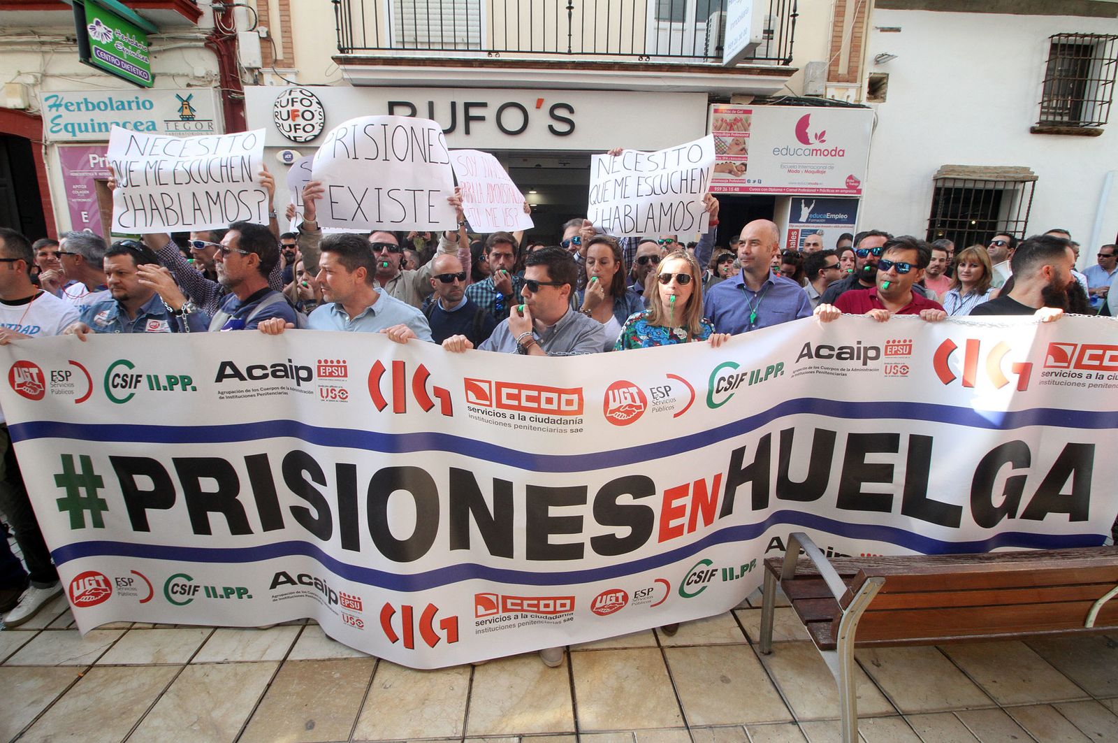 Imágenes de la concentración de funcionarios de prisión ante la subdelegación del Gobierno