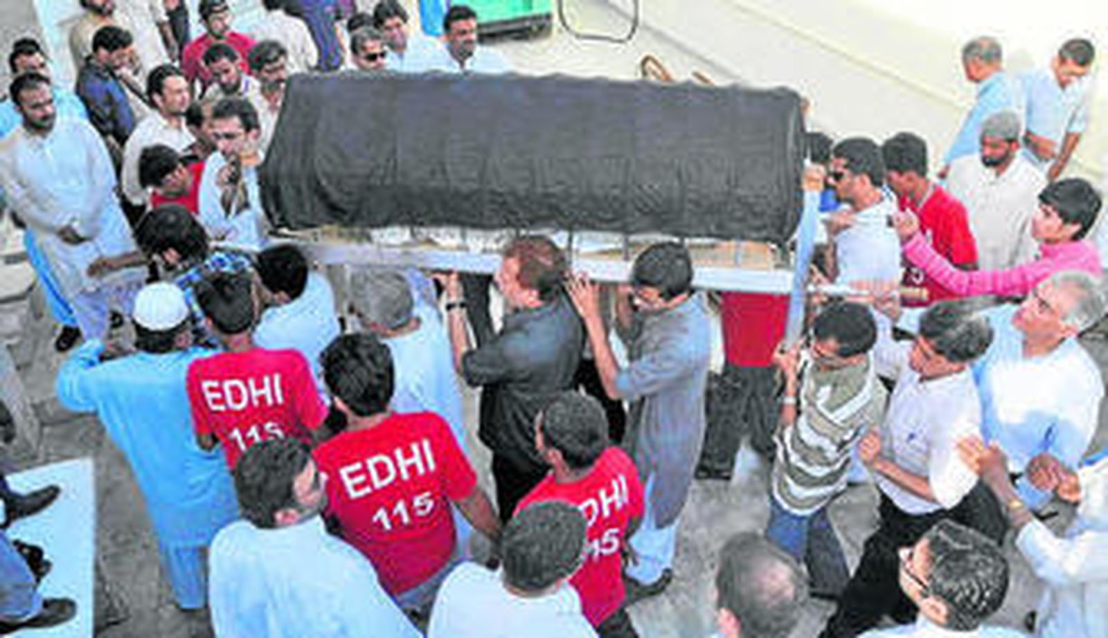 Numerosas personas asisten al funeral, ayer, de Zahra Shahid Hussain.