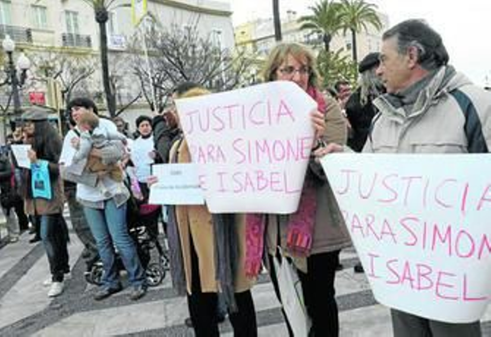 Algunos de los asistentes al acto de ayer en San Juan de Dios piden justicia para Simone e Isabel, los dos condenados.