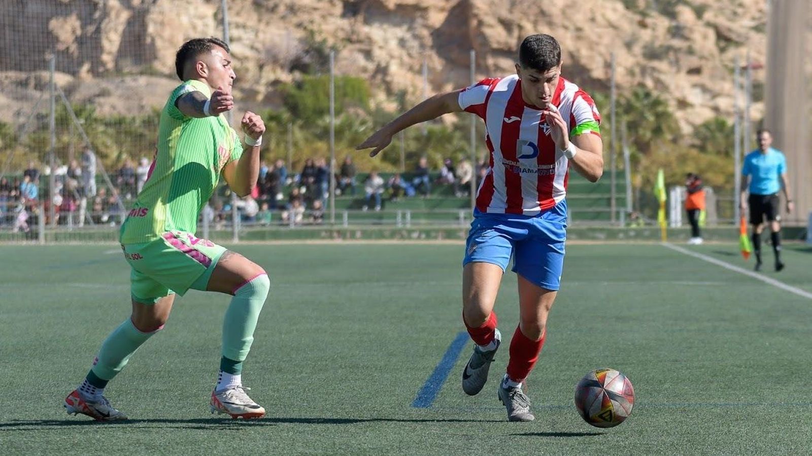 Félix busca superar a un rival en la banda izquierda de la Ciudad Deportiva de Los Ángeles.