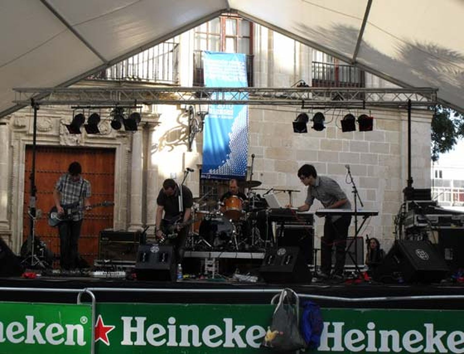 Diversos espacios de El Puerto acogen conciertos de grupos de música independiente durante las tardes del Monkey Week. 

Foto: E.G.A.