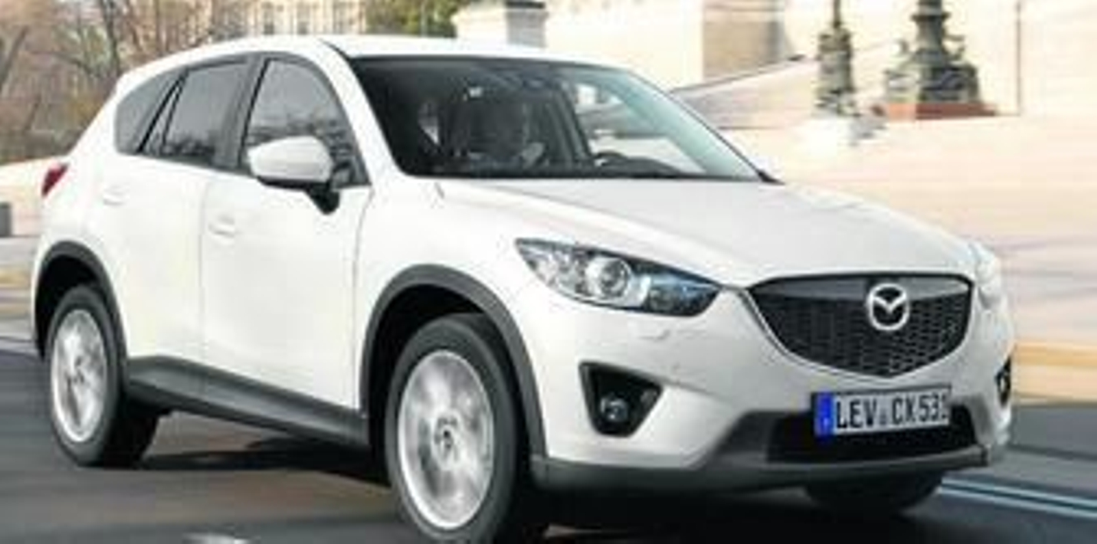 El atractivo del nuevo Mazda CX-5 comienza con el sólido aspecto de su frontal y los prominentes pasos de rueda.