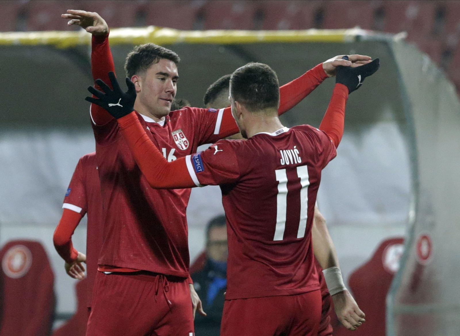 Jovic celebra con Vlahovic uno de los goles a Rusia, partido que jugó Gudelj.