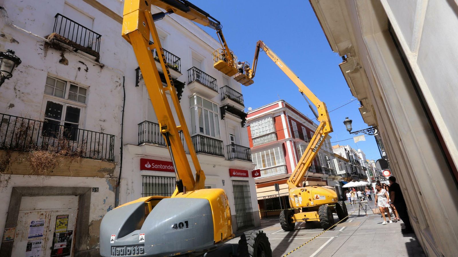 Una imagen  tomada días atrás del inicio de los trabajos, con la comprobación del estado de los enganches existentes en las fachadas.