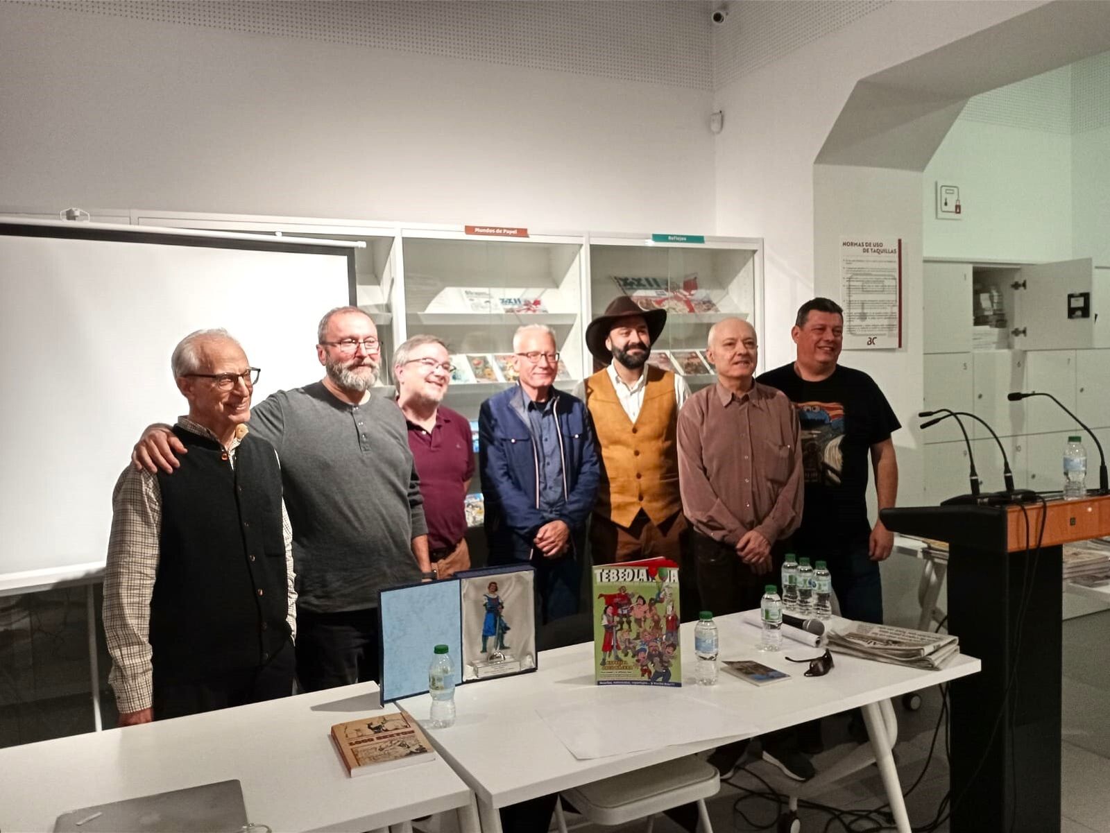 Foto de familia de las Jornadas del Cómic con Diego Cara, alma máter del evento.
