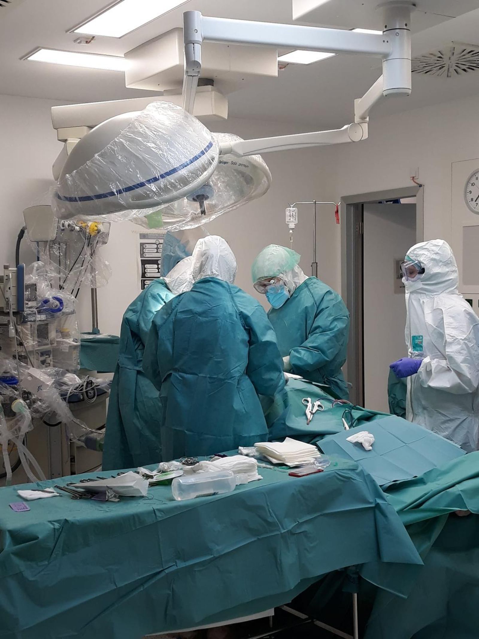Profesionales del Clínico en un quirófano.