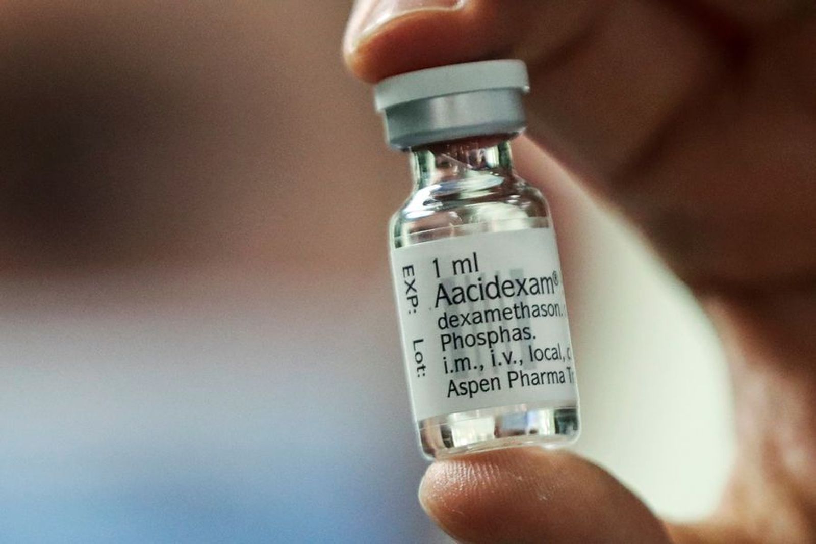 Una ampolla de dexametasona antes de ser suministrada a un paciente.