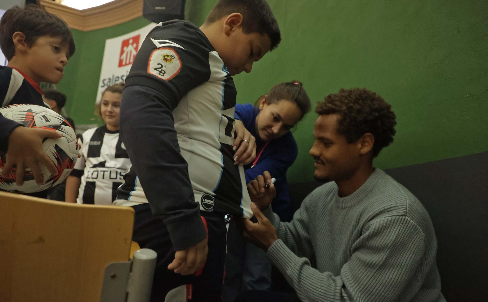 Las fotos de la visita de los jugadores de la Balona al colegio Salesianos de La Línea
