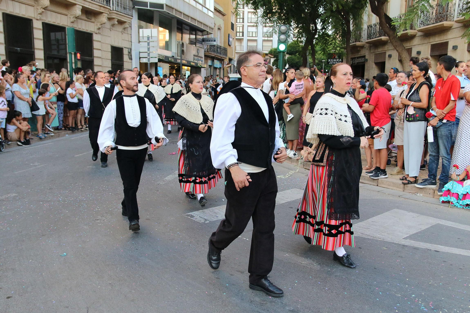La Batalla de las Flores ha regresado inundando Almería de claveles