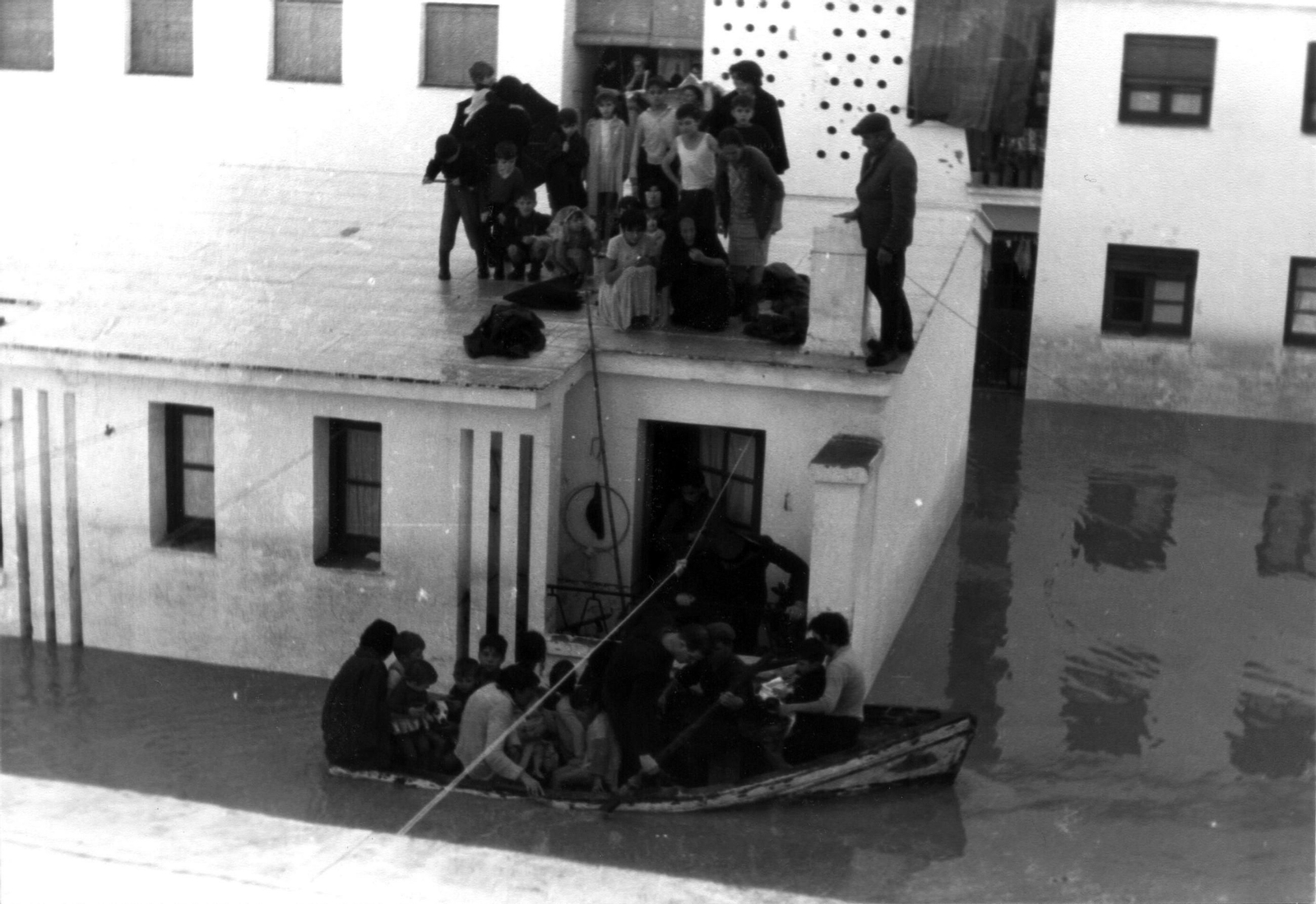 Rescate en la Barriada El PIlar.