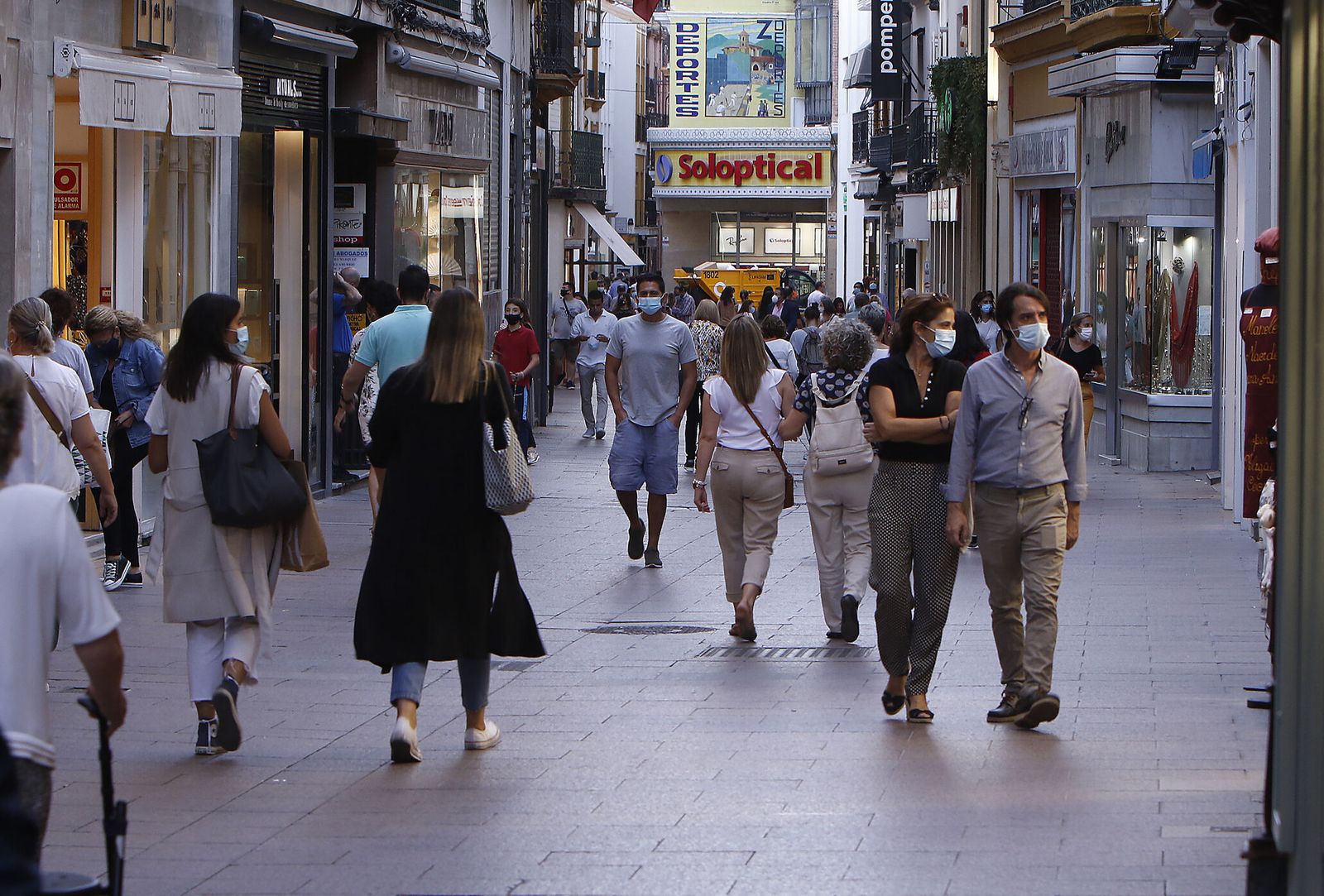 Una concurrida calle Sierpes en el centro de Sevilla.