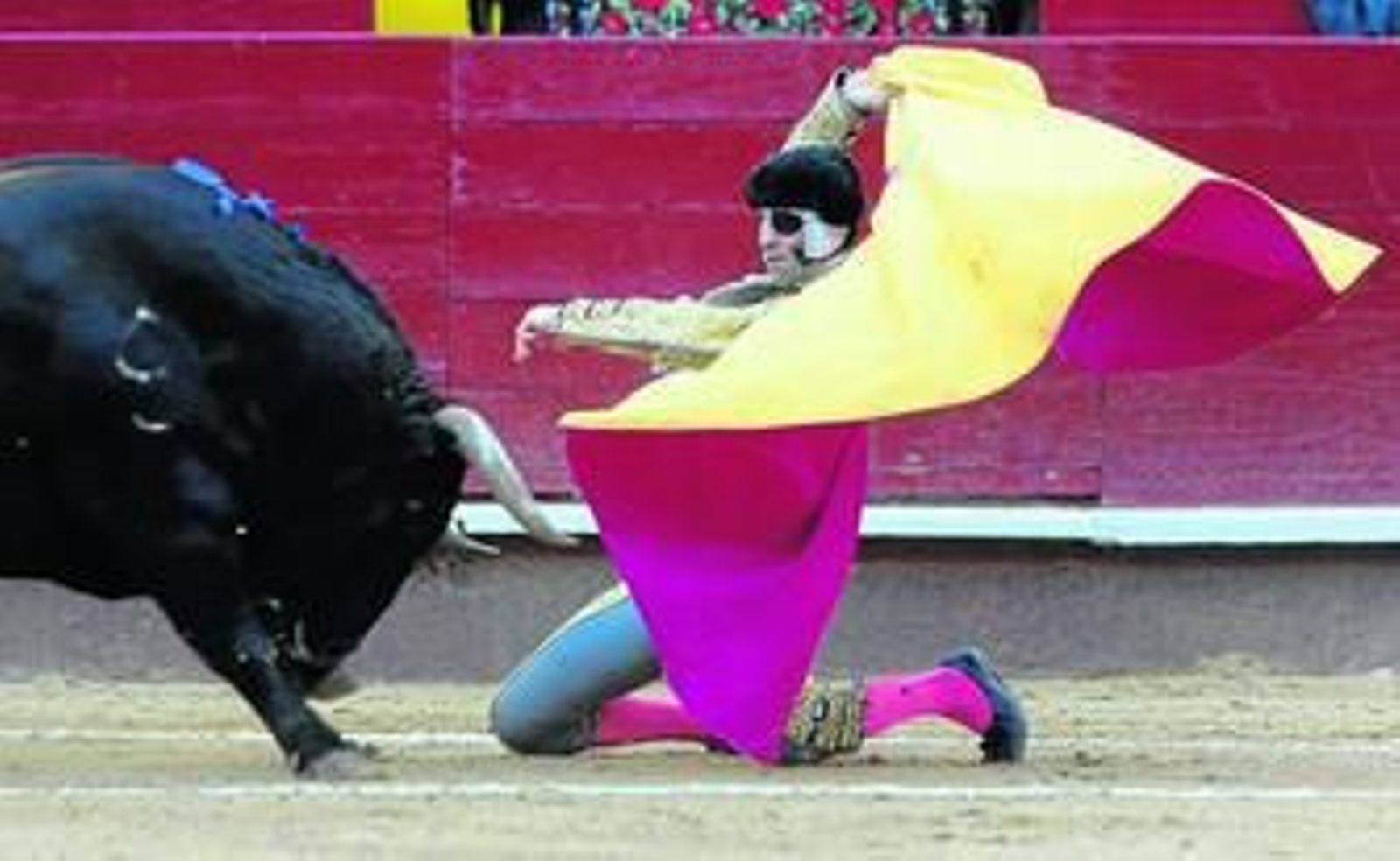 Juan José Padilla, en una larga cambiada a su segundo toro, al que cortó una oreja en Valencia.